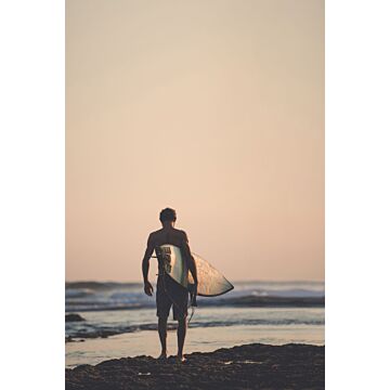 fototapet  surfer med surfbræt aftenrødt, blåt og sort